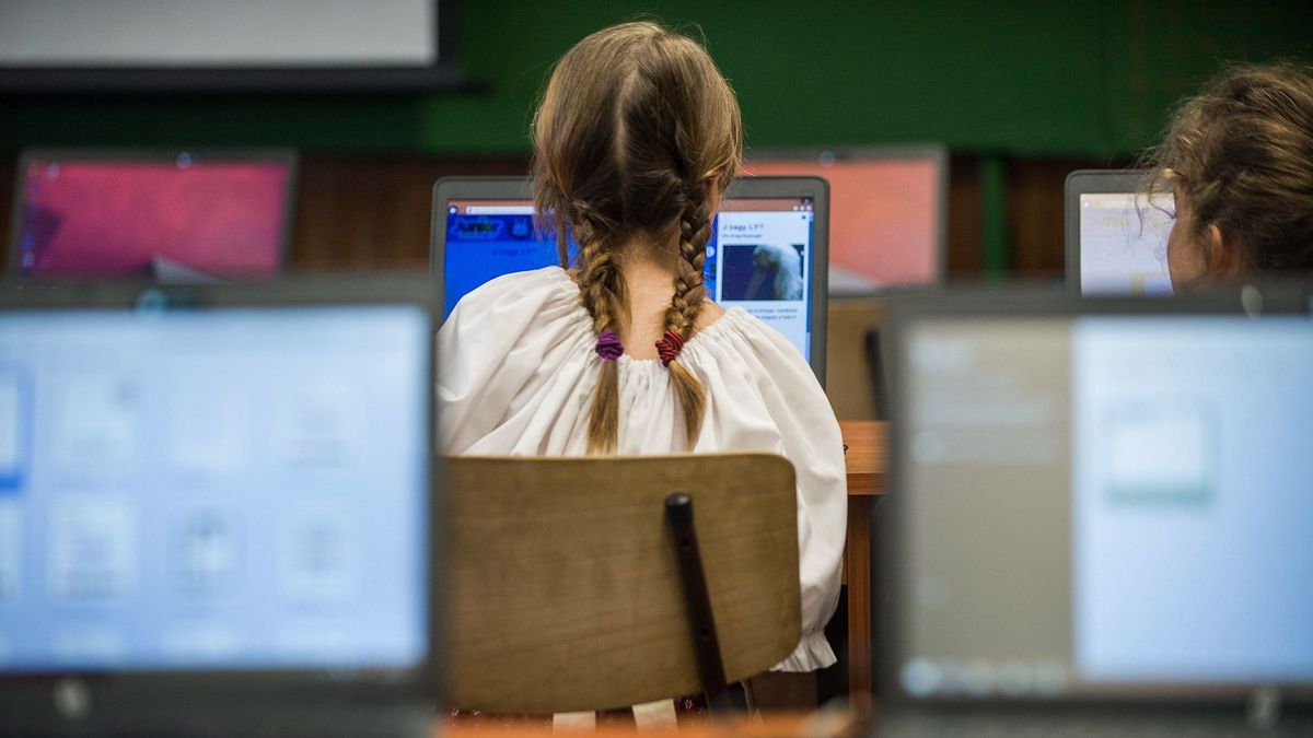 Újabb 193 ezer laptopot kaphatnak az iskolák