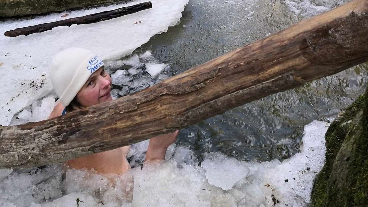 Bakonyi bikinis bakancskoptató – Hideg zuhannyal kezdte, már patakokban fürdik télen-nyáron