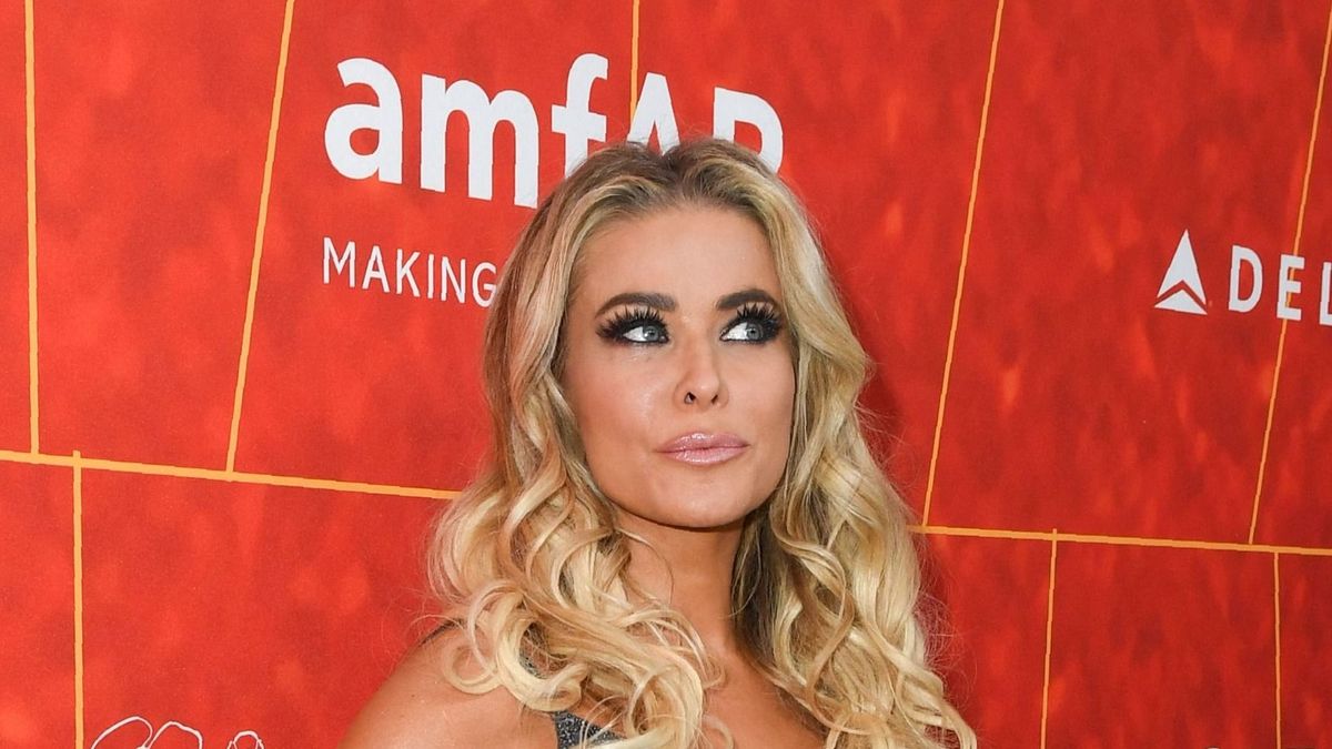 Melltartó nélkül, vizes pólóban bukkant fel a medencéből a Baywatch vadító bombázója