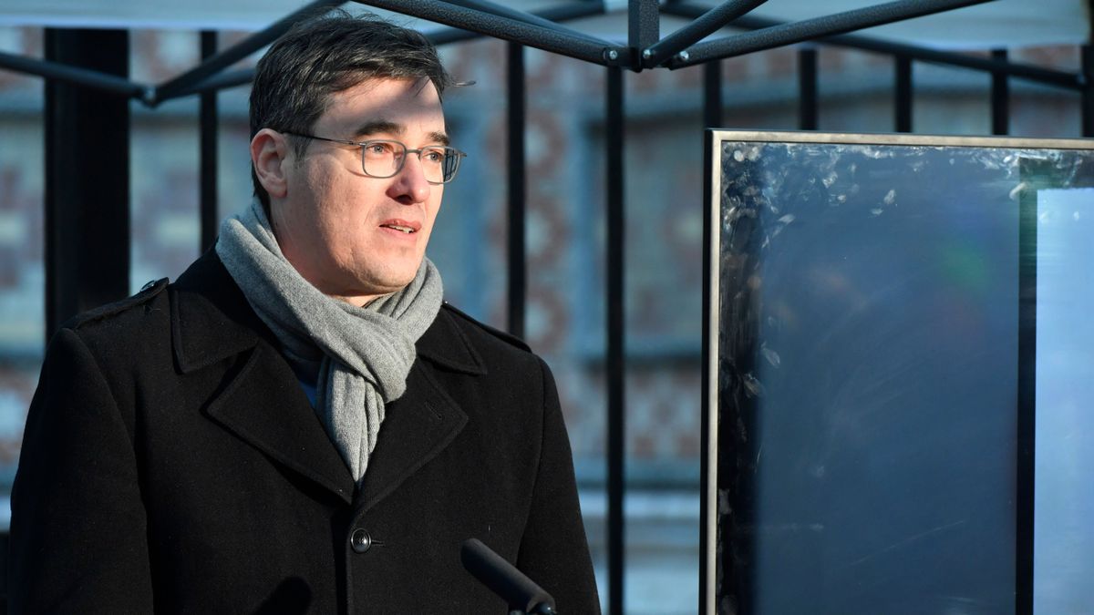 Karácsony hibát hibára halmoz, kezd eluralkodni rajta a pánik