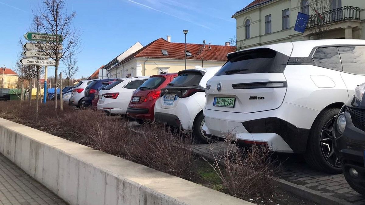 Hol lehet még ingyen parkolni zöld rendszámmal Veszprém vármegyében?