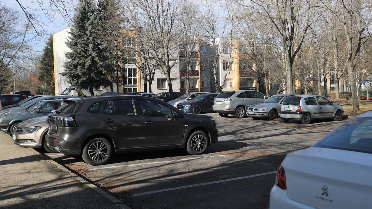 Kezdődik az Egyetemváros parkolóinak nagytakarítása