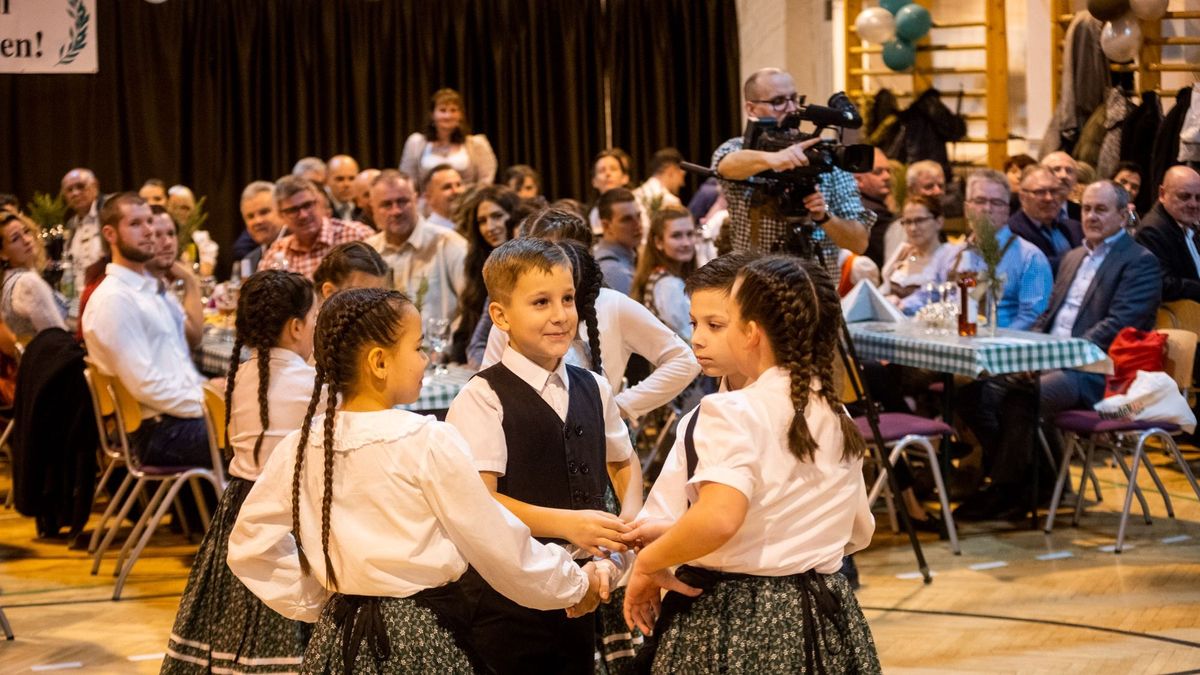 A hűség a jövőbe vezet - Svábbált tartottak Ajkán (képgaléria)