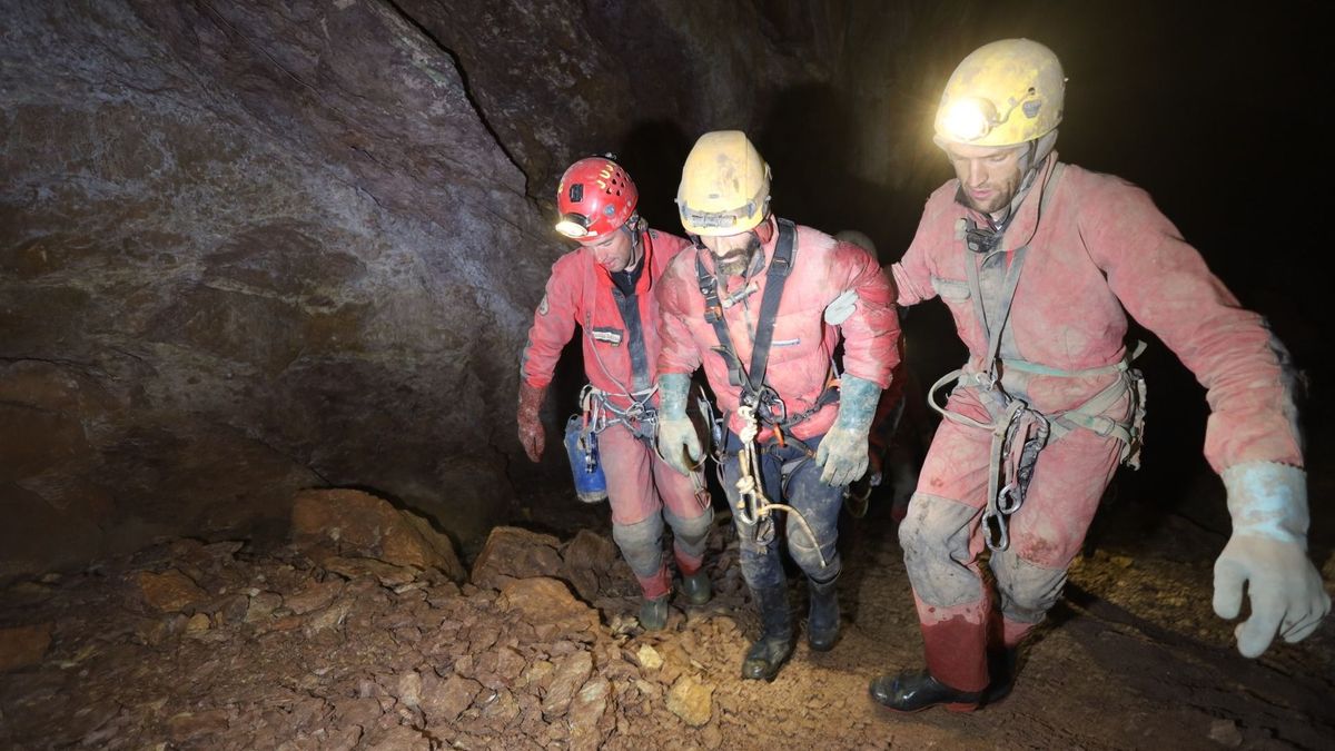 Drámai pillanatok a barlang mélyén – a mentőcsapat tagja a sólyi Piri Attila (videó)