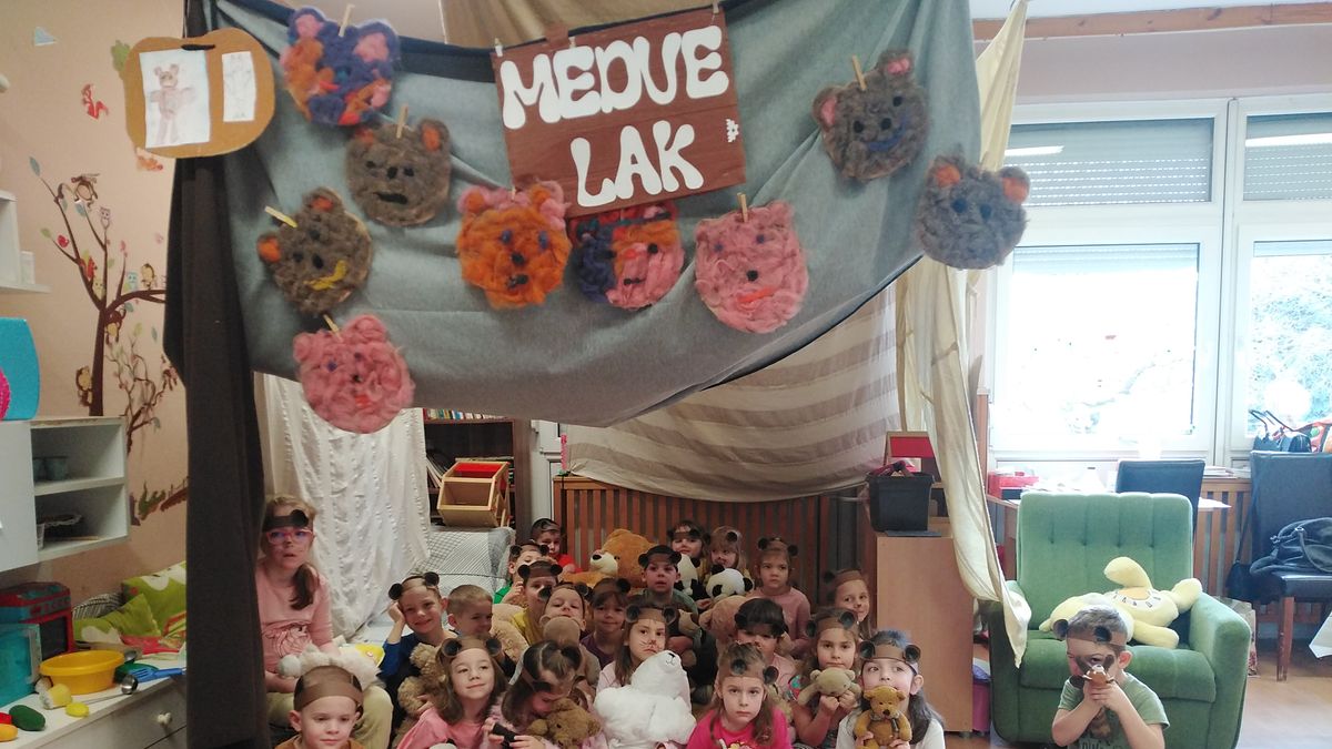 Macibarlang fogadja a gyerekeket az ajkai óvoda bejáratánál