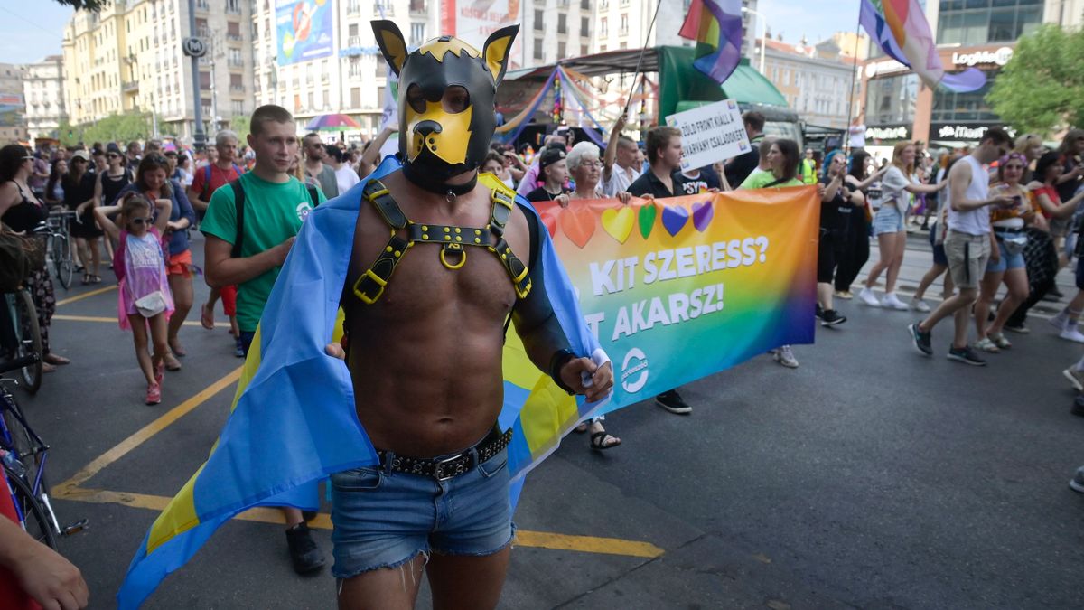 LMBTQ propagandisták szónokolnak ma gyermekvédelemről a Hősök terén