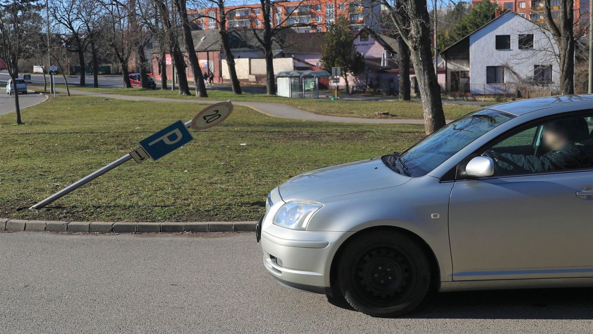 A KRESZ-tábla oszlopa is ember, mert megpihent - na de így?