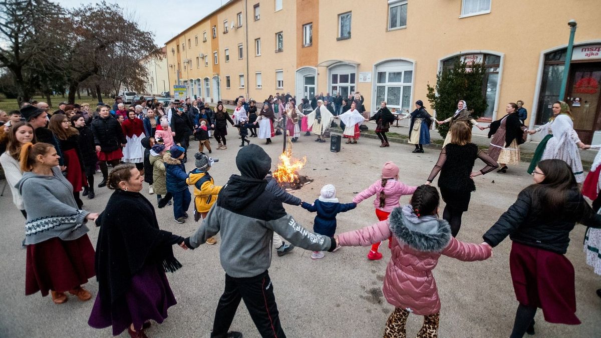 Álesküvő, kiszebáb égetés, forgácsfánk - Néptáncos programot tartottak Ajkán