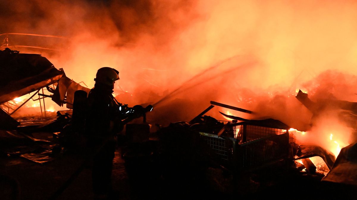 Óriási tűz volt Budapesten, hetven tűzoltó próbálta megfékezni a lángokat