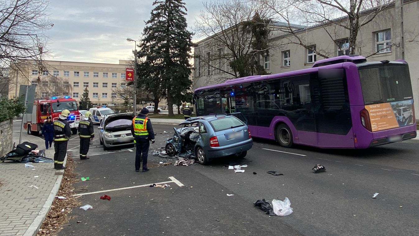 Autóbusz és két személygépkocsi ütközött Veszprémben (helyszíni fotók, videó)