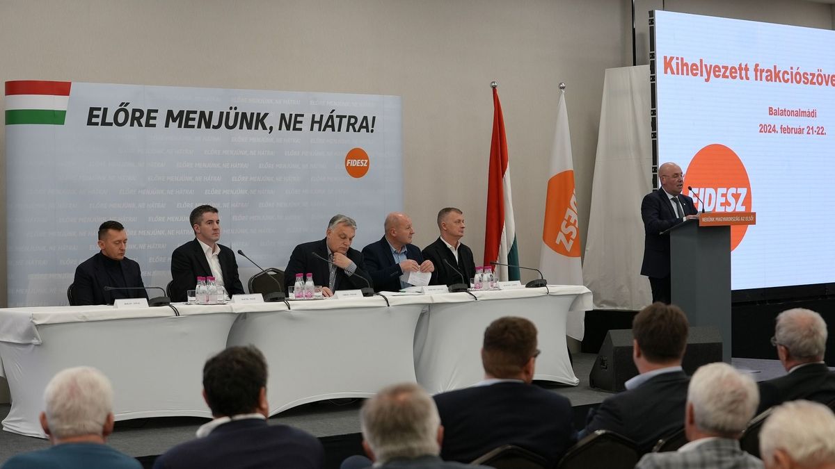 Orbán Viktor miniszterelnököt Fabó Péter polgármester köszöntötte Balatonalmádiban