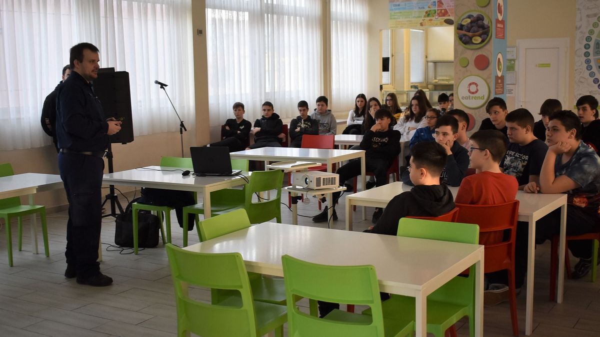 Előadás-sorozattal hívta fel a Pápai Rendőrkapitányság a diákok figyelmét az internet veszélyeire