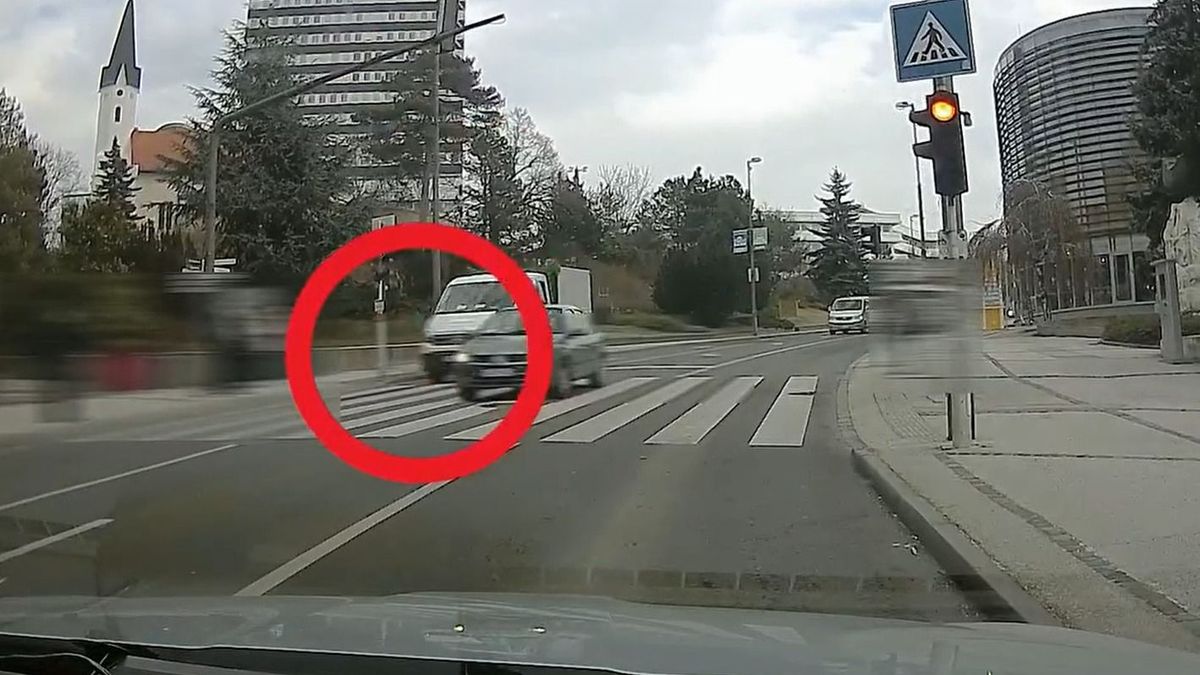 Videón a "bátor" sofőrök, akik a veszprémi rendőrök orra előtt szabálytalankodtak