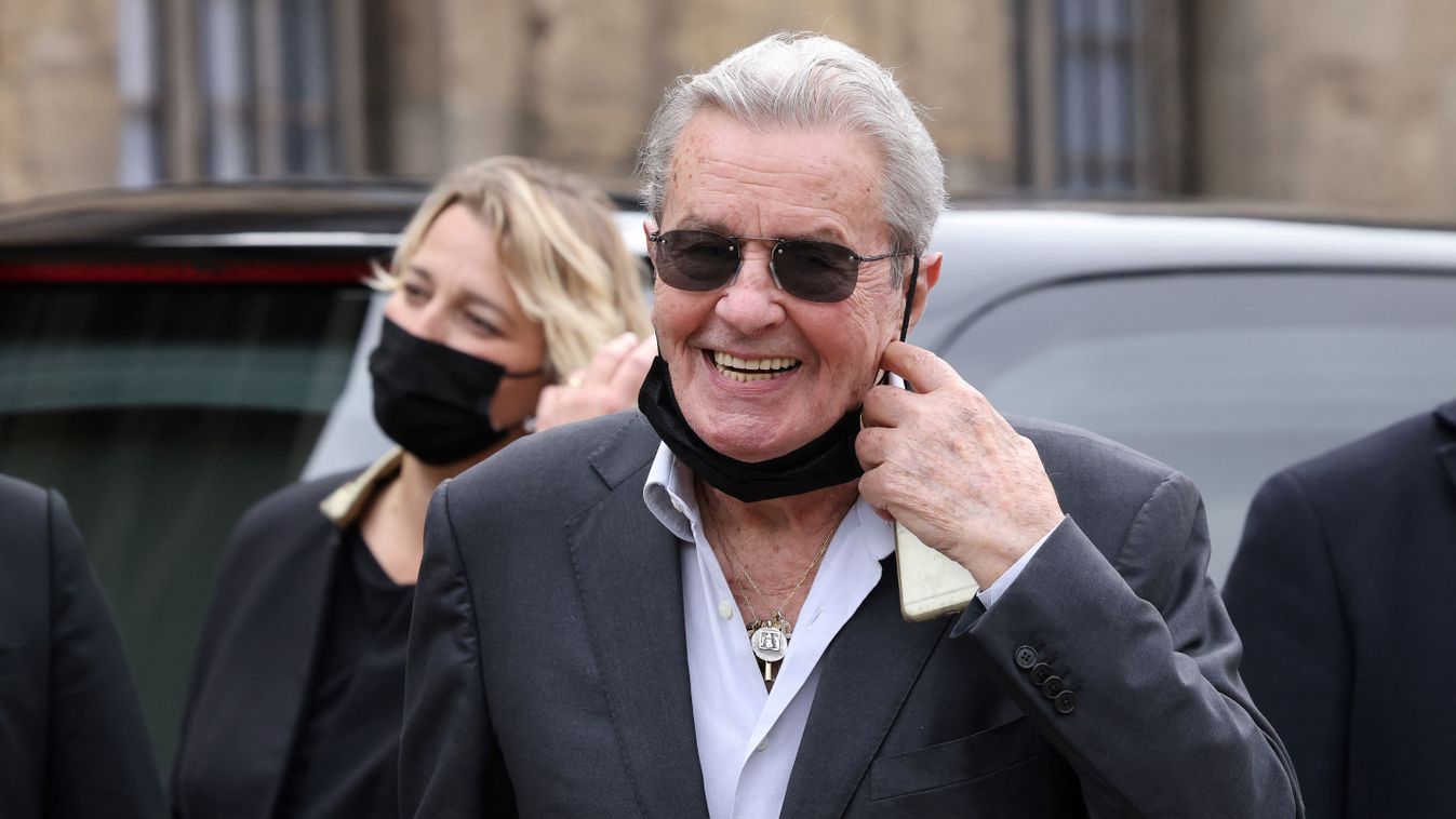 Rengeteg fegyver és lőszer volt Alain Delon otthonában