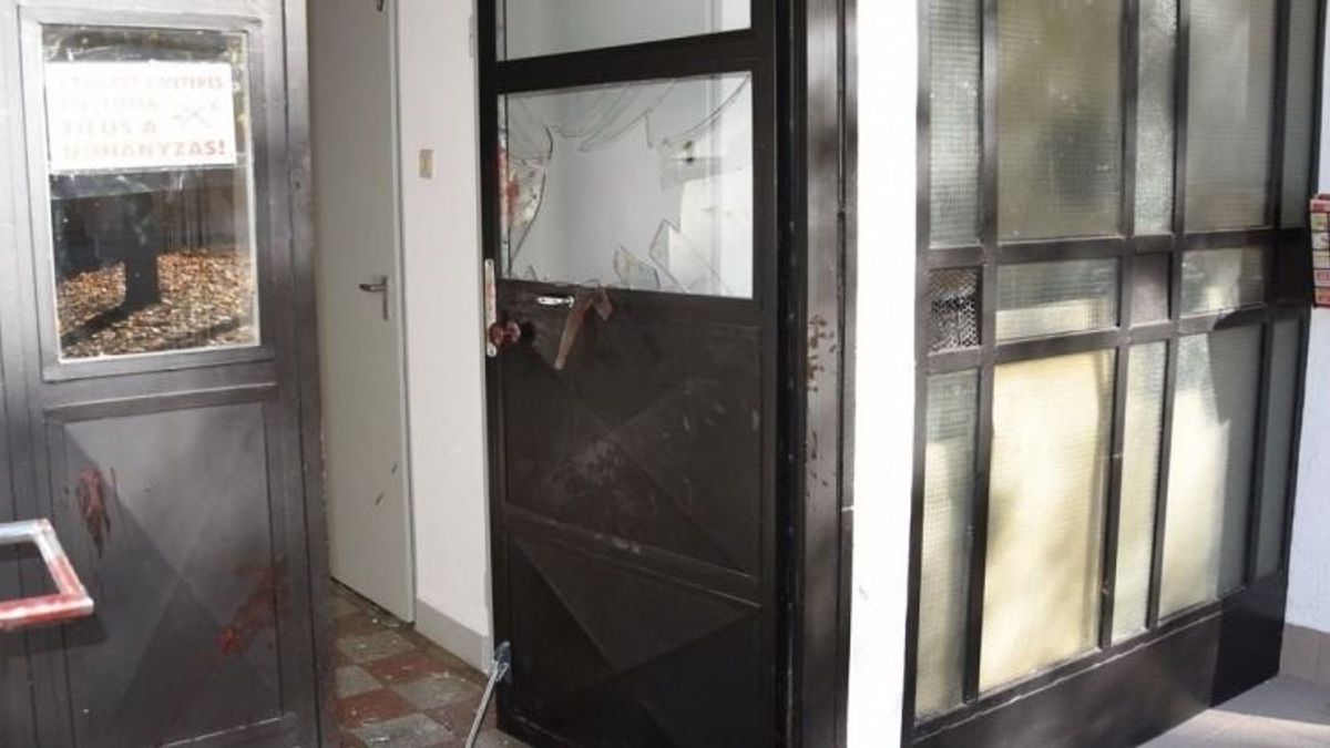 Úgy bepöccent egy fiatal nő, hogy puszta kézzel törte be a bejárati ajtó üvegét