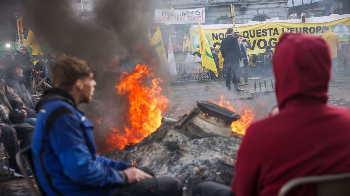 Összecsaptak a belga gazdák a rendőrökkel Brüsszelben (videó)