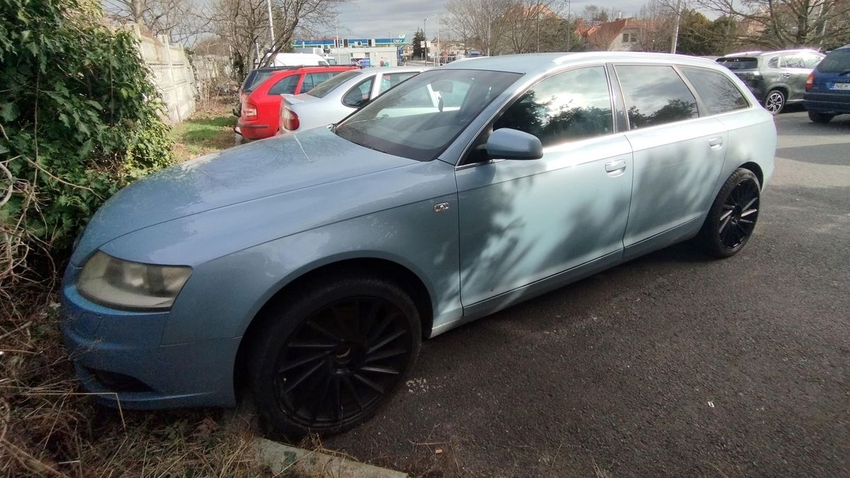 Patent Audi rendszám nélkül egy veszprémi parkolóban