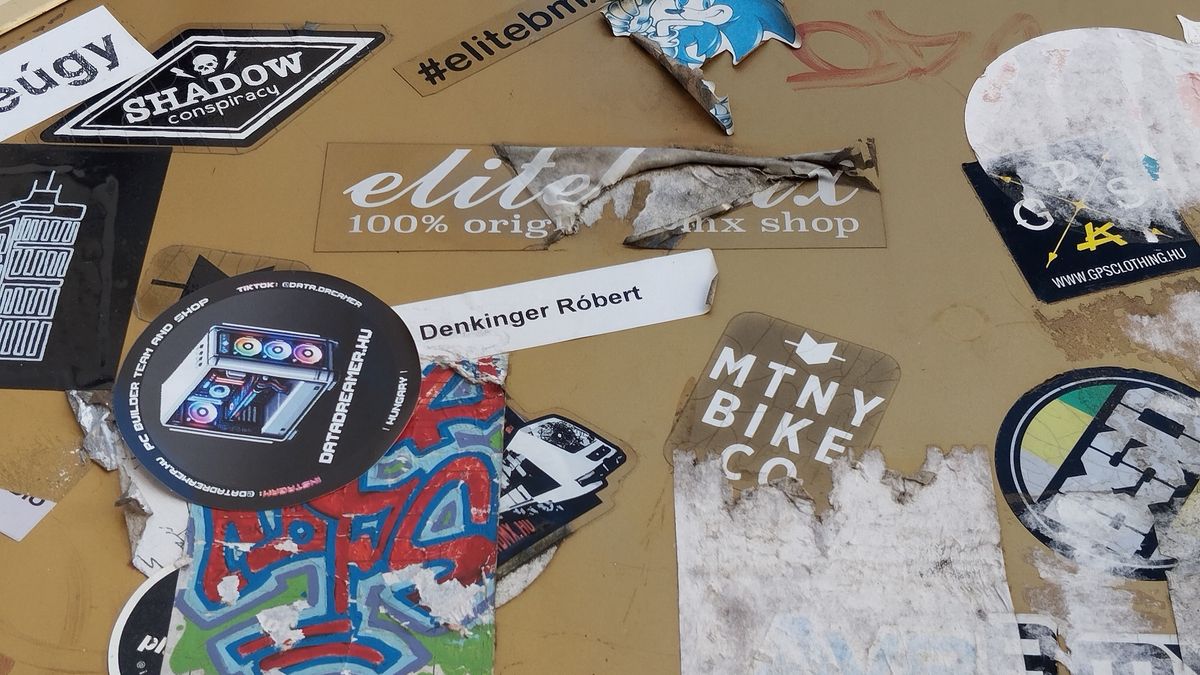 Művészet vagy vandalizmus a matricázás?