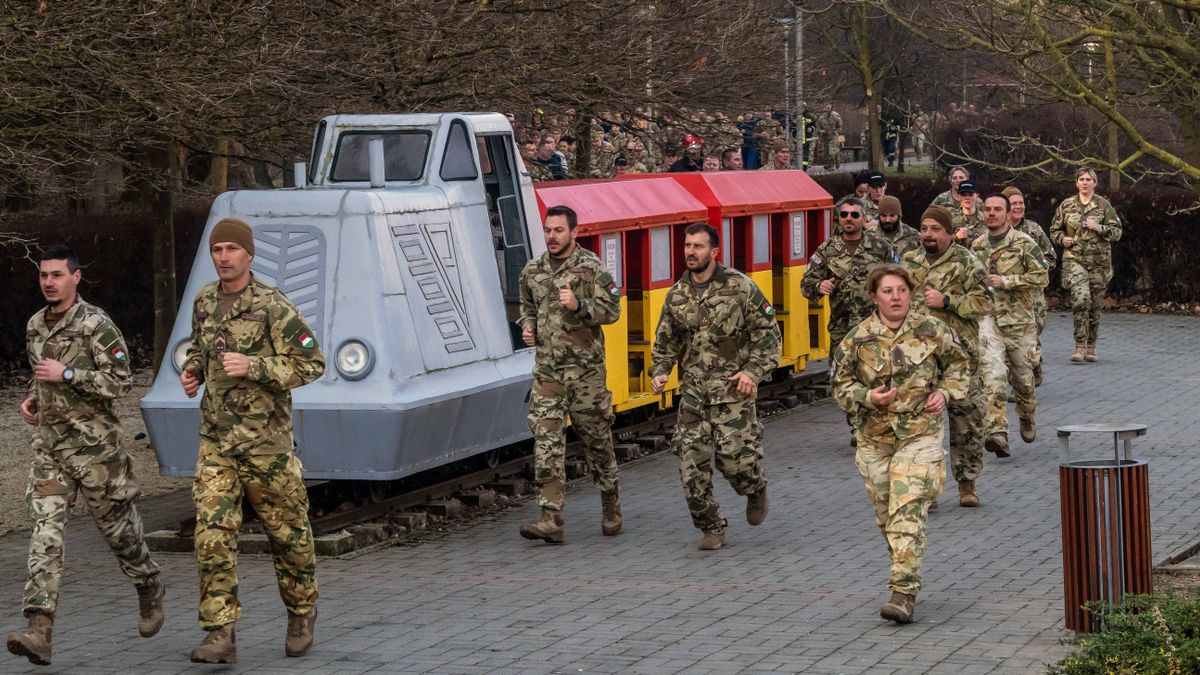 A veszprémi Kolostorok és kerteket ellepték az egyenruhások, majd 2024 métert futottak (képgaléria)