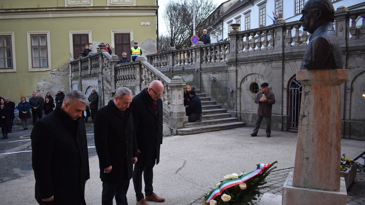 A kommunizmus áldozatairól Pápán is megemlékeztek