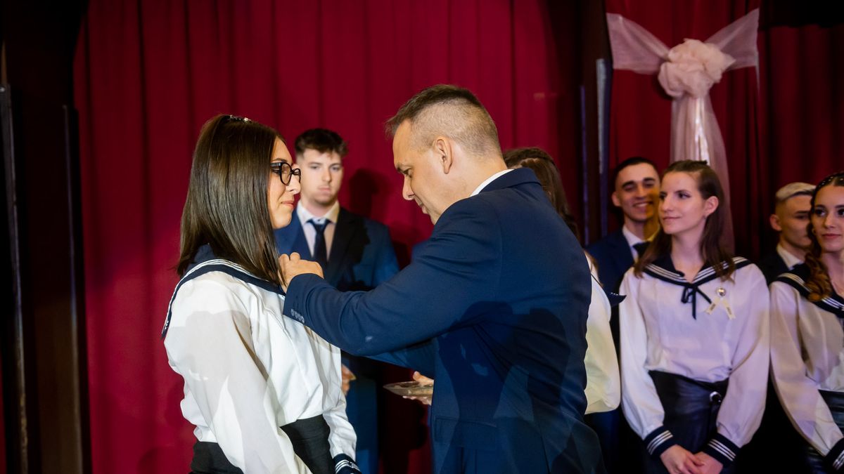 Átérzik a felnőttkor felelősségét: szalagavató Ajkán