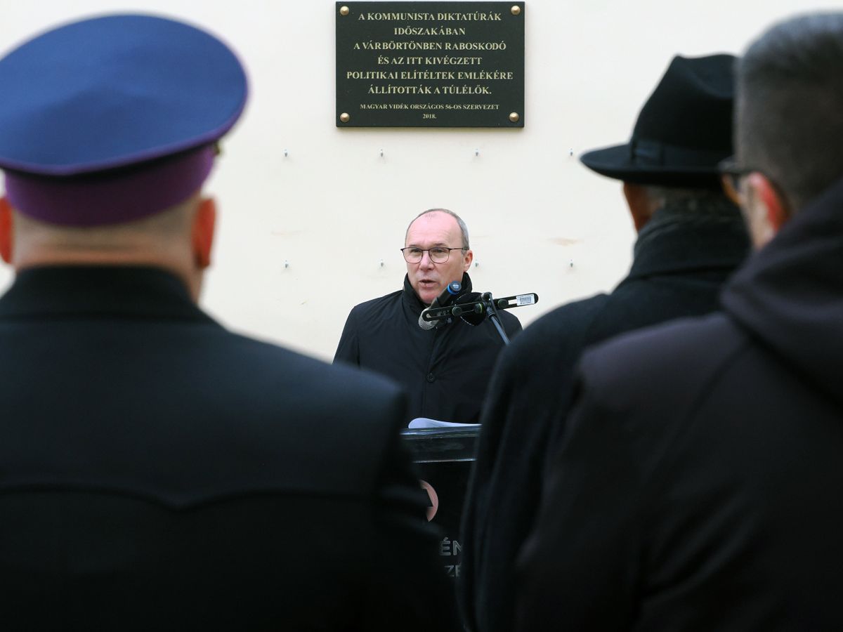 A kommunista diktatúrák áldozatainak emléknapja.A képen Porga Gyula polgármester.