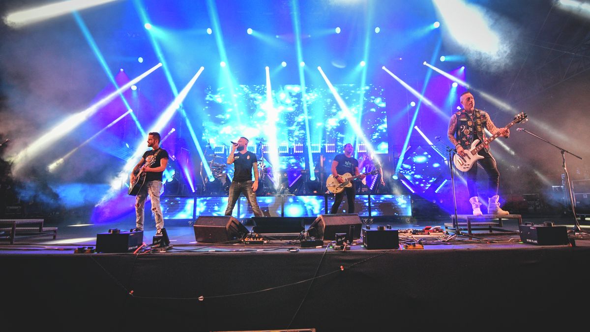 Fergeteges évindító bulival érkezik Veszprémbe a Kowalsky meg a Vega
