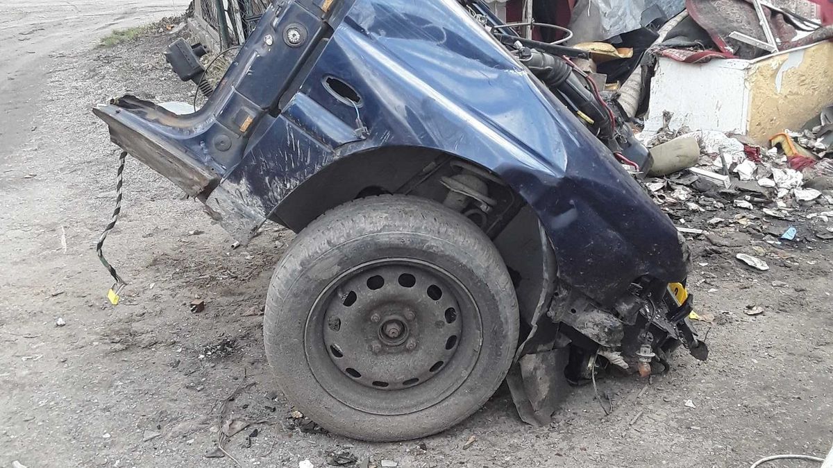 A lakóhelye előtt bontott szét egy autót - vádat emeltek a pápai férfi ellen