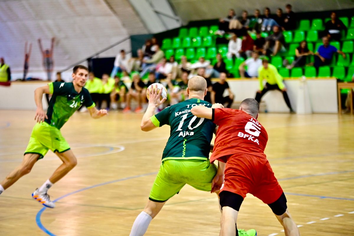 A kézilabda NB I/B-ben szereplő Veszprém Handball Academy egy góllal győzte le az Ajkát a 19. fordulóban. A Fejér B.Á.L. korosztályos csapata négy góllal is vezetett a hajrában, de végül egy pontot szerzett. 