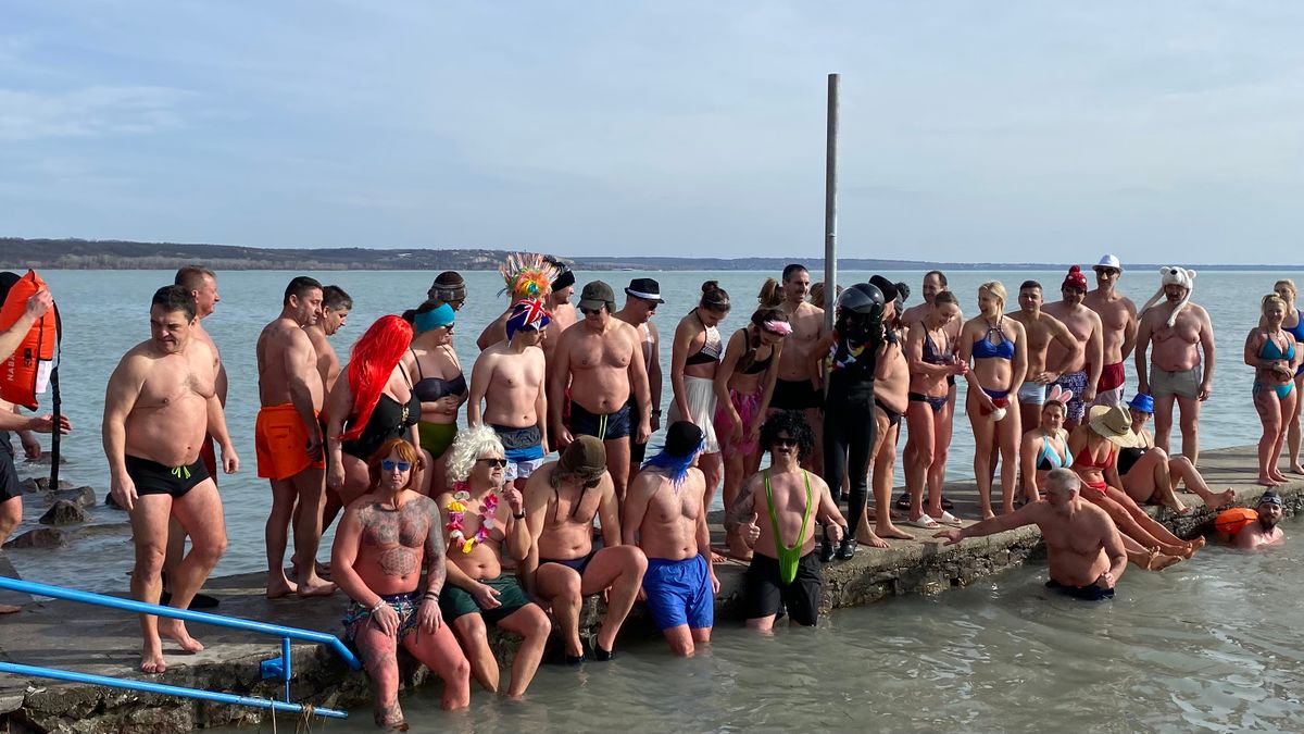 Tengerész kapitány és unikornis is úszott a Balatonban