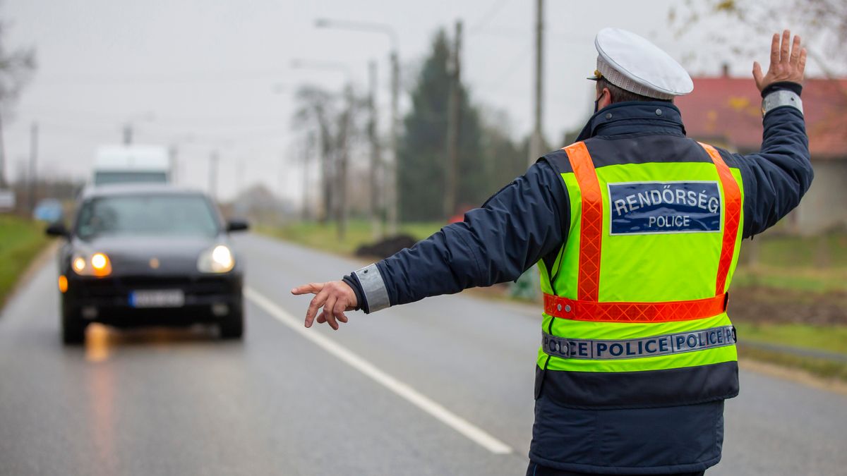 Rendőrségi ellenőrzés van Ajkán az uszodánál
