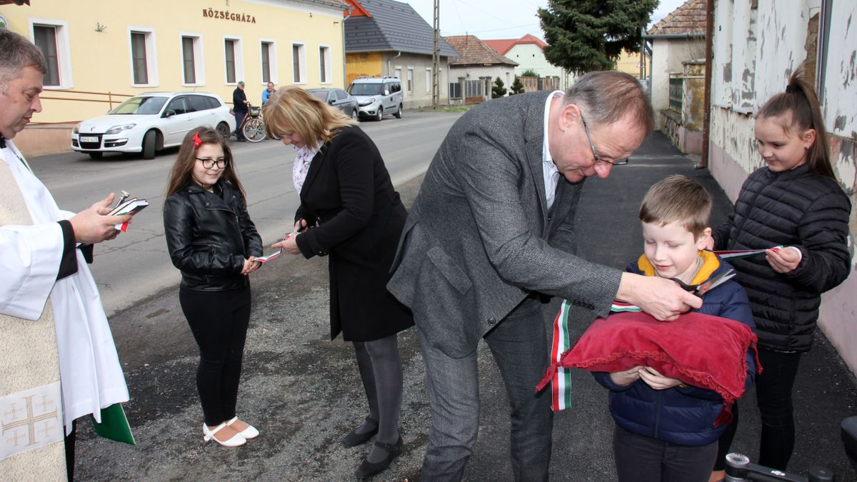 Járdát avatott a miniszter Gógánfán