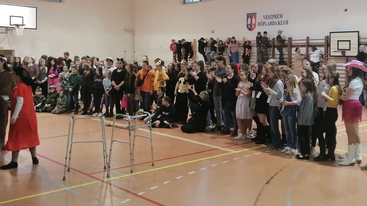 Grammy-díj-átadó is volt a veszprémi Dózsa-iskola farsangján