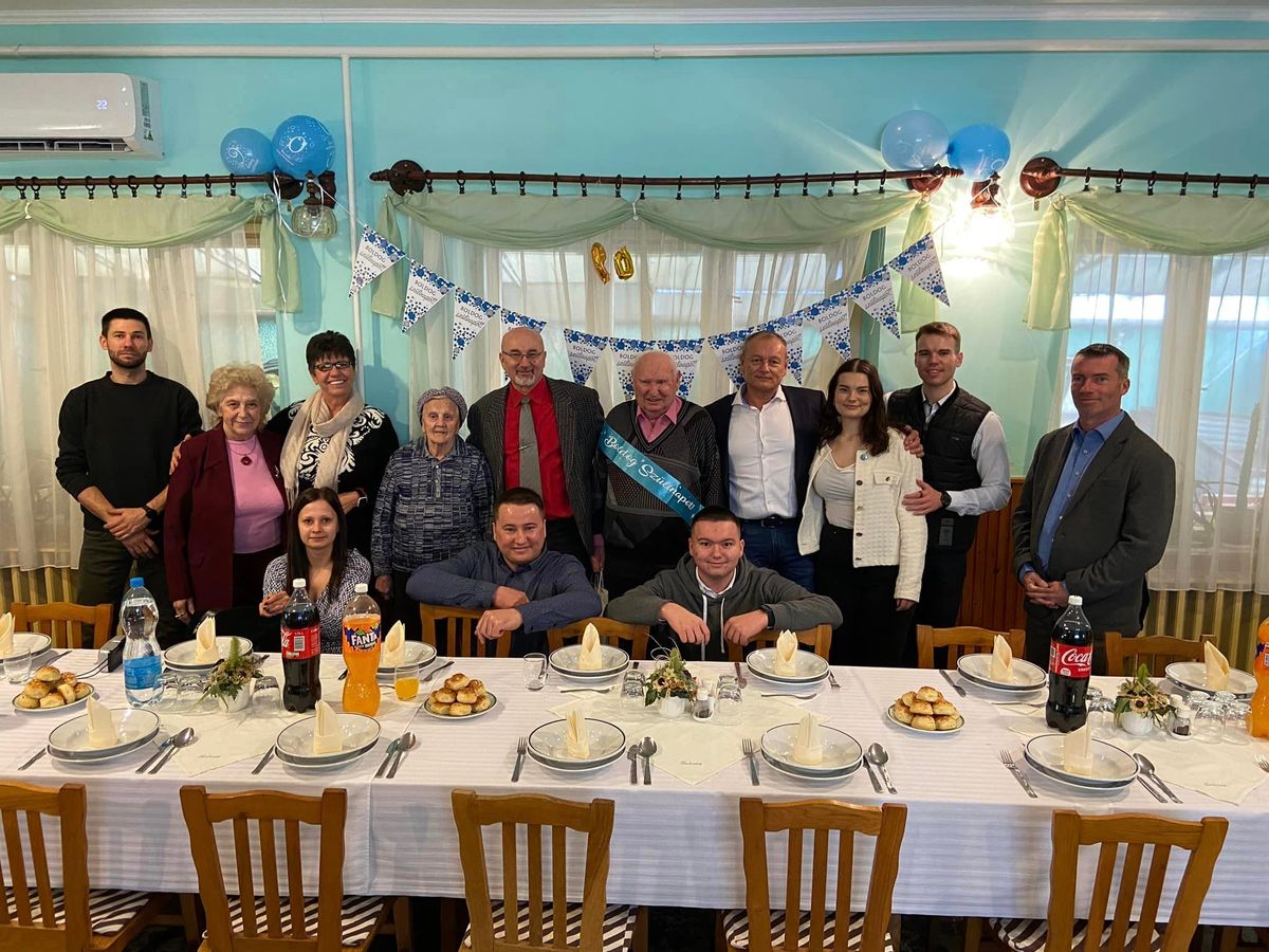 90. születésnapja alkalmából Hefler Jenőt családja körében köszöntötte Ferenczi Gábor Devecser polgármestere