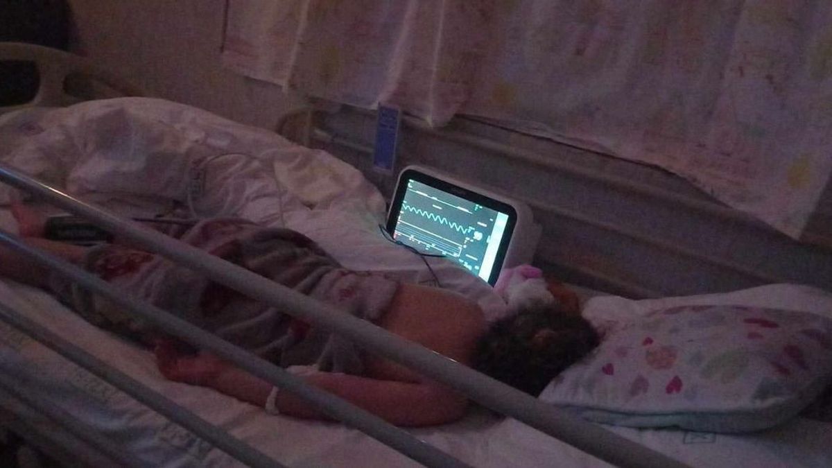Ritka betegségtől szenved a kis Kinga, mentő rohant vele kórházba