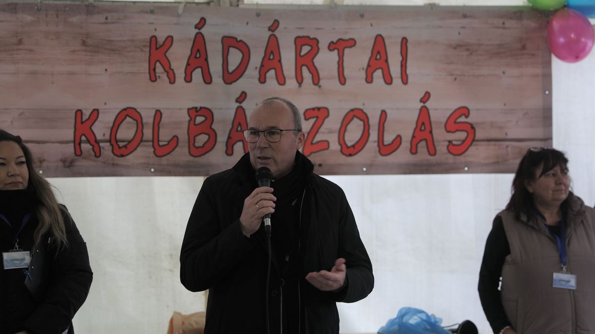 Nagy csapattá kovácsolódtak a kis csapatok a kolbászkészítő versenyen (galéria)