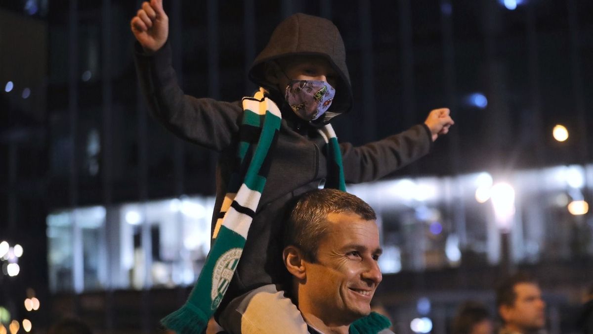 Öt magyar konzul segíti a szurkolókat a Ferencváros-Olimpiakosz futballmeccs helyszínén (videó)