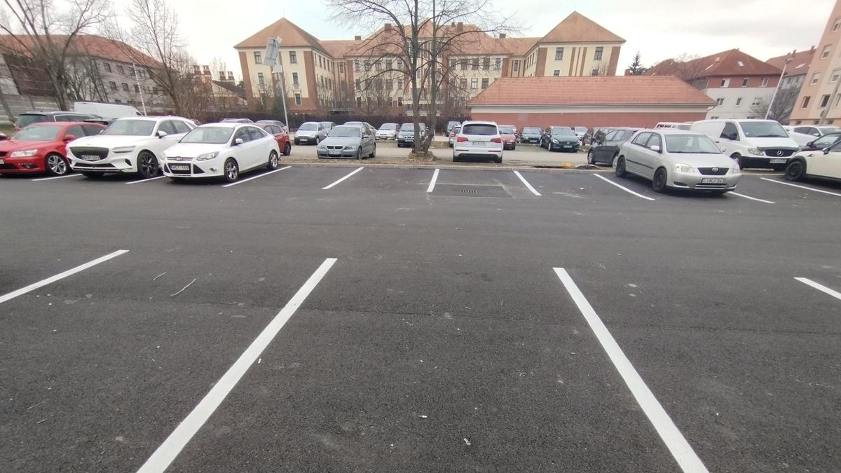 Hurrá! Felfestették a parkolót a veszprémi Török Ignác utcában