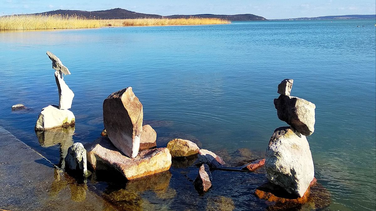A kőmanók a Bakonyból a Balatonra mentek – Különleges fotók az egyensúlyszobrokról