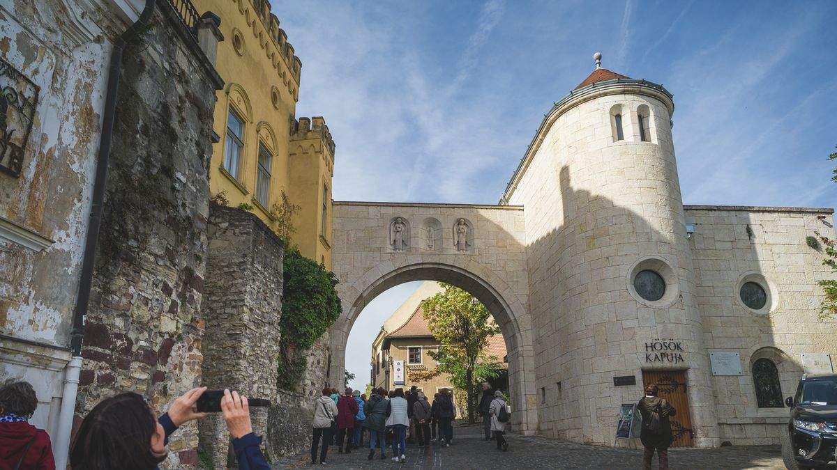 Készül a védő aszfaltréteg a veszprémi várhoz