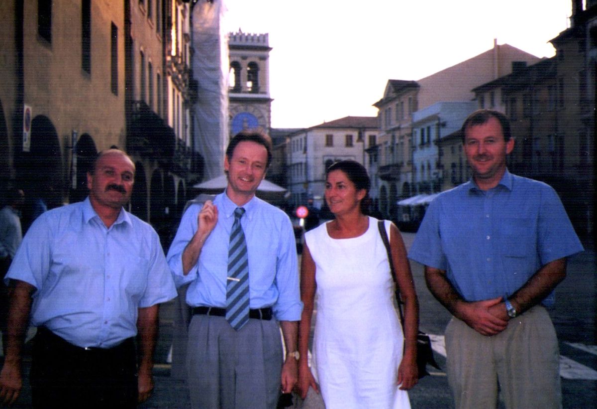Az első találkozás Este város polgármesterével (balról a második) Olaszországban. Bal szélen Ács János polgármester, jobb oldalon Császár László alpolgármester, mellette dr. Zord Ágnes, a testvérvárosi kapcsolat ötletgazdája, kezdeményezője