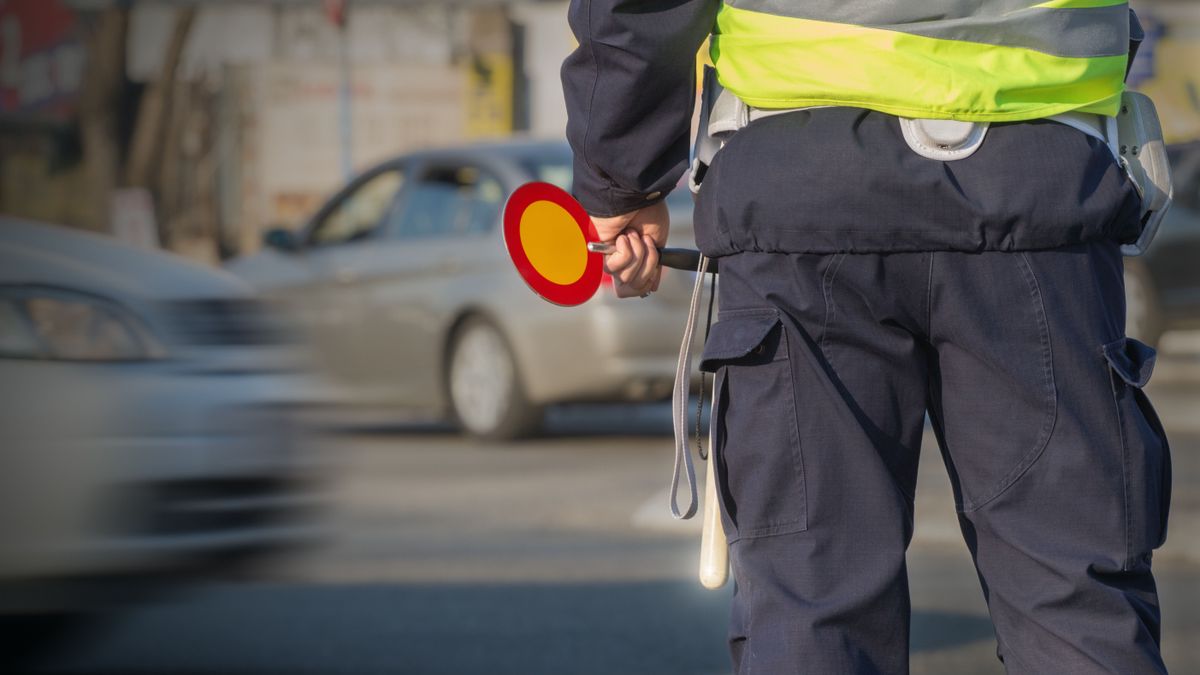 Rendőrrel az ablakában próbált meglógni a drogos sofőr (videó)