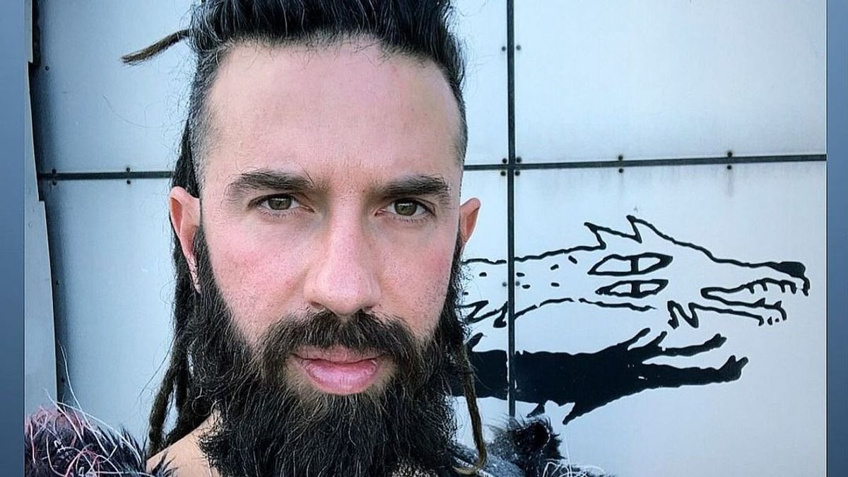 Varga Viktor a kamera előtt vetkőzött anyaszült meztelenre
