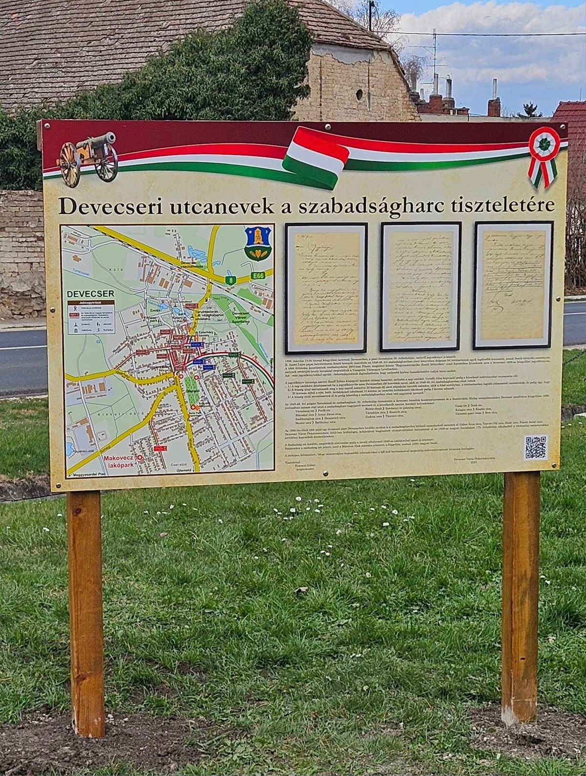 A Szabadság téren, az 1848-as emlékmű környezetében helyezték el azt az információs táblát, amely témája az 1848–49-es magyar forradalomhoz és szabadságharchoz köthető devecseri utcákat ábrázolja