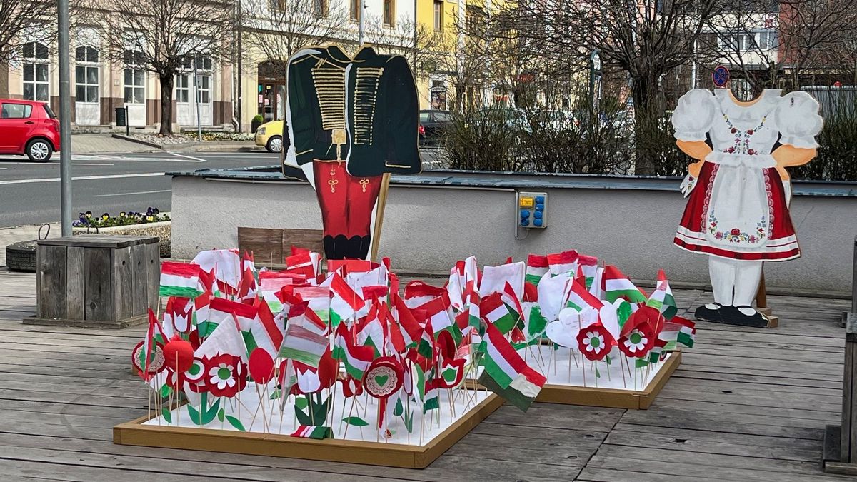 Az ovisok fellobogózták a várost Tapolcán