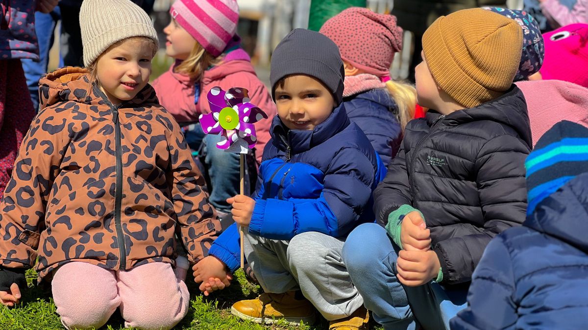 Gyerekekkel díszítettek húsvéti tojásfát Balatonfüreden