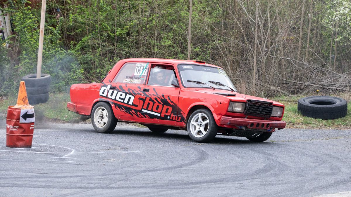 Sütött a nap, füstöltek a gumik Bakonyszentlászlón (képgaléria, videó)
