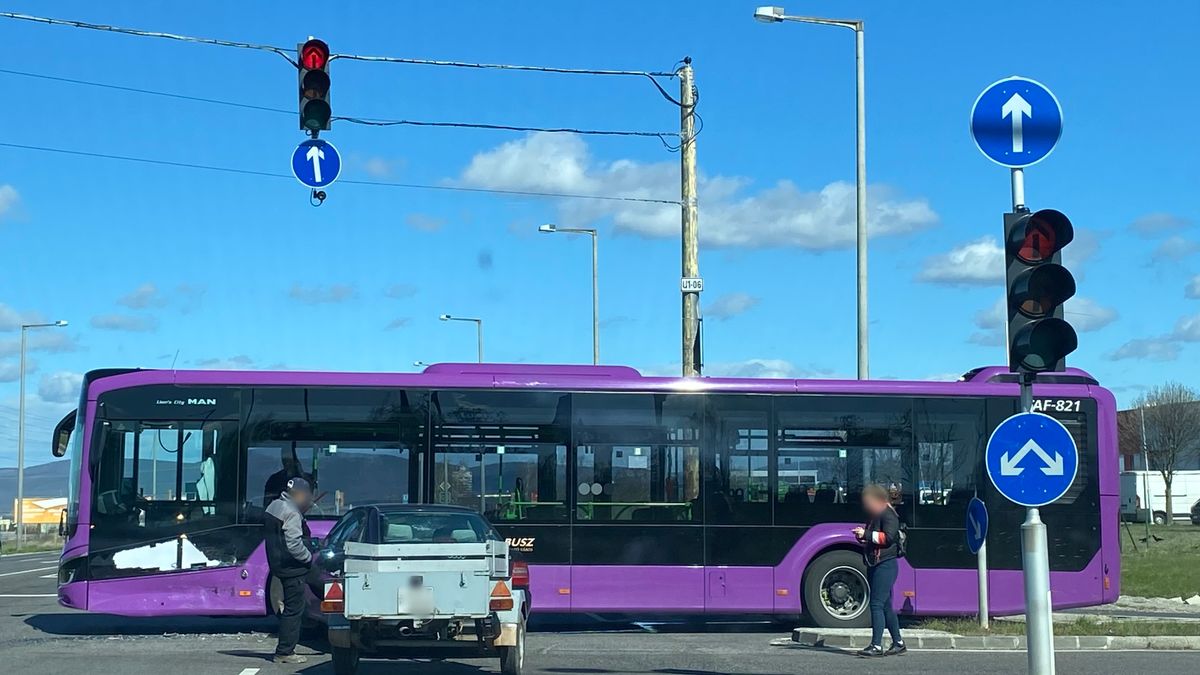 Kellemetlen találkozás történt Veszprémben: busz és személyautó karambolozott