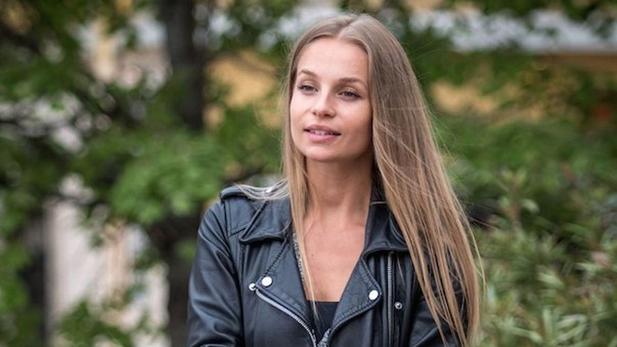 Iszak Eszti félidőnél jár, megmutatta a pociját