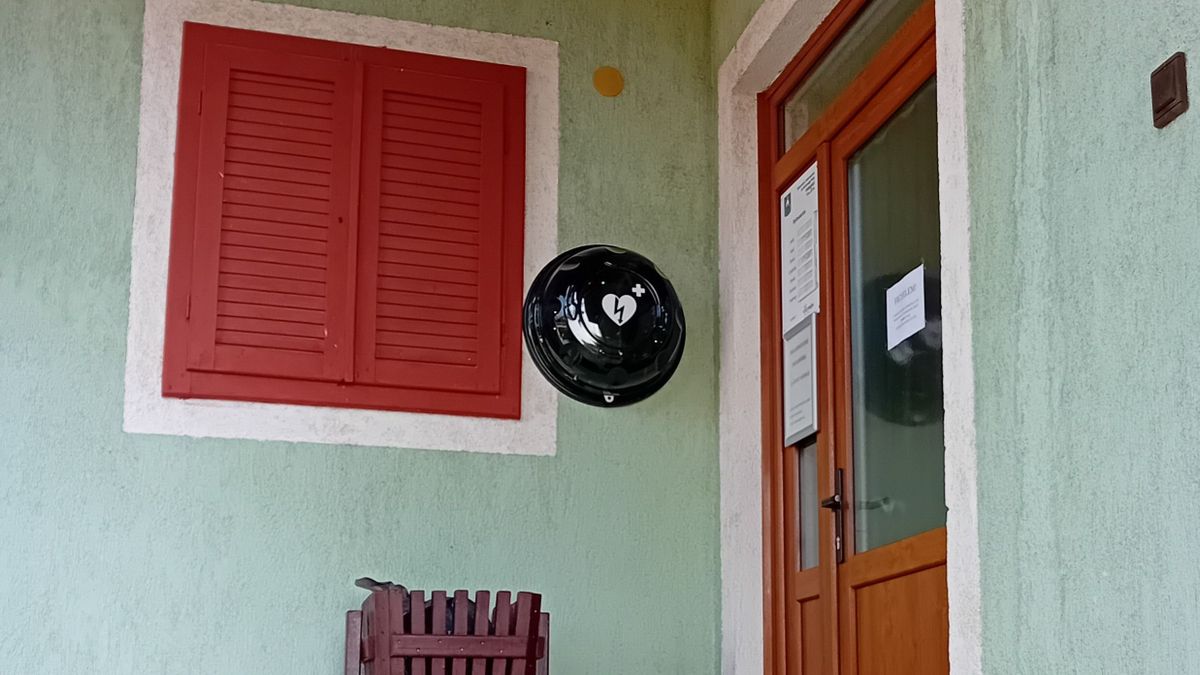 Defibrillátort helyeztek ki Hidegkúton